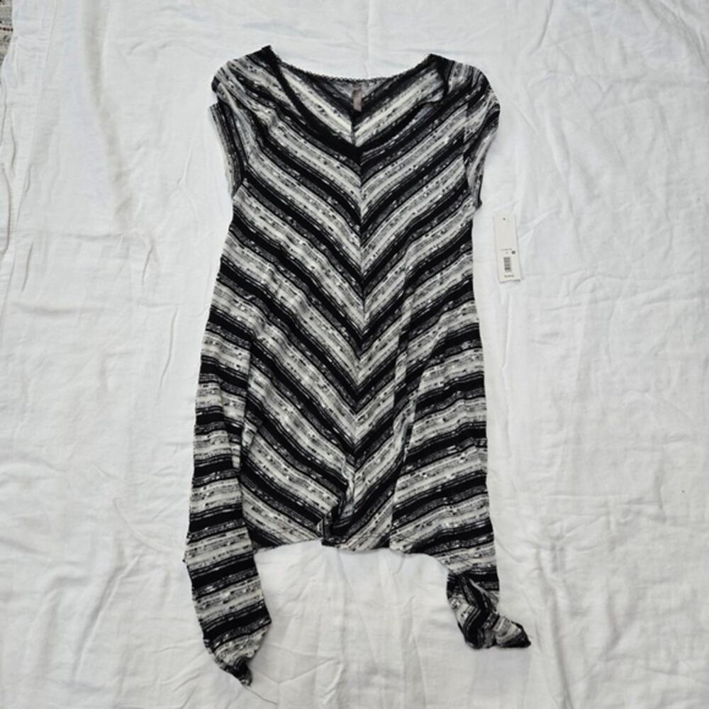 Massini Black and White Short Sleeve Stretchy Loose High Low Dress